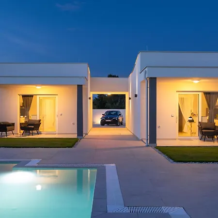 Venti With Swimming Pool And Private Parking *